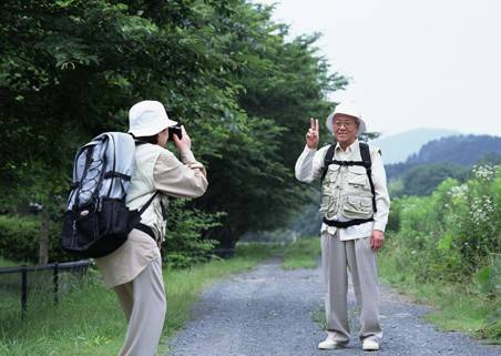 老人常旅游 有益身心健康